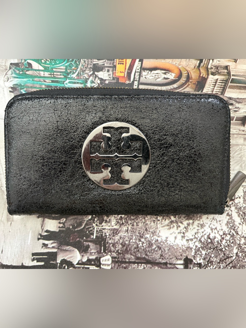 Tory Burch Black Crinkle Leather Zip-Around Logo Wallet BRAND NEW✨ NWT